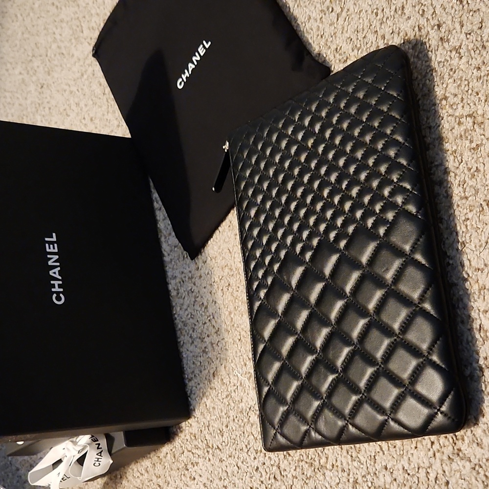 Chanel clutch in black lambskin leather with light gold hardware